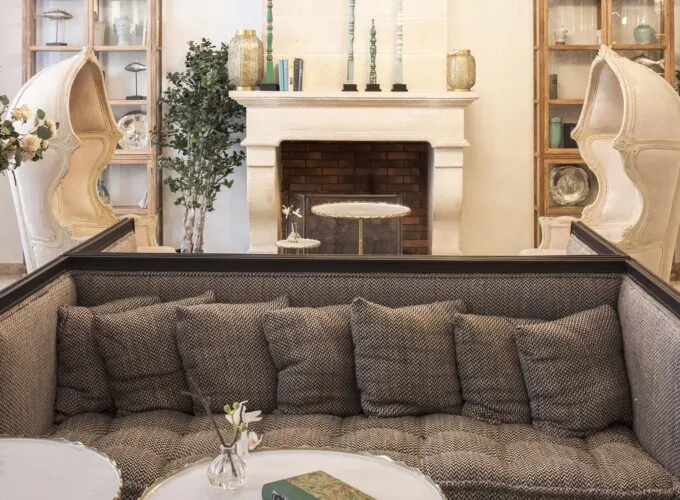 Espace réception de l’Hôtel Malte à Paris avec une décoration élégante, un éclairage doux et une atmosphère chaleureuse et accueillante