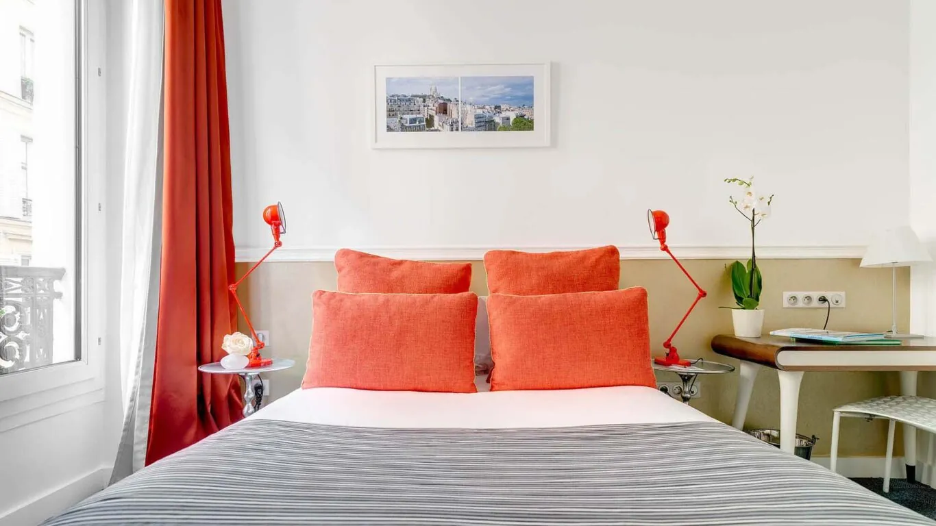 Chambre Standard, idéale pour une ou deux personnes, garantissant confort et tranquillité pour un séjour intime et reposant