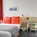 Chambre Double avec un lit, un bureau et un tableau au mur à l’Hôtel Monterosa