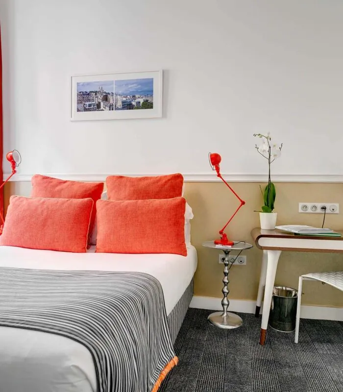 Chambre Double avec un lit, un bureau et un tableau au mur à l’Hôtel Monterosa