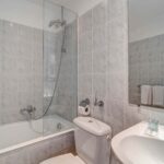 Salle de bain d’une chambre Double avec un lavabo, des toilettes et une baignoire à l’Hôtel Monterosa