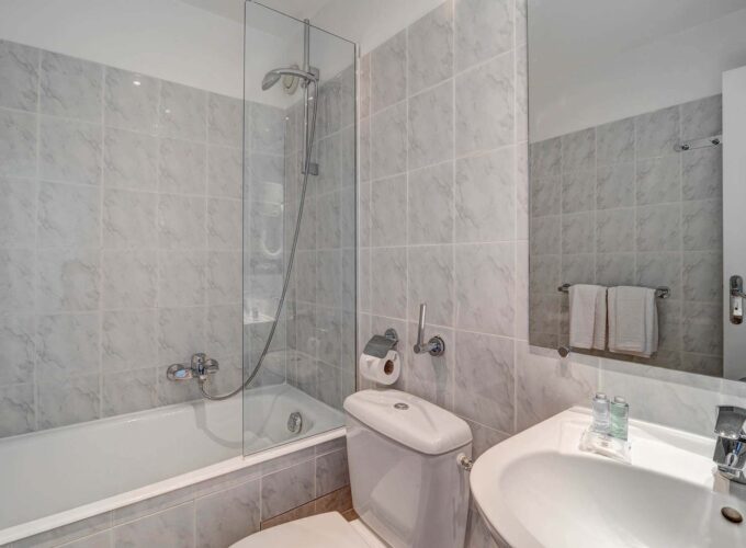 Salle de bain d’une chambre Double avec un lavabo, des toilettes et une baignoire à l’Hôtel Monterosa