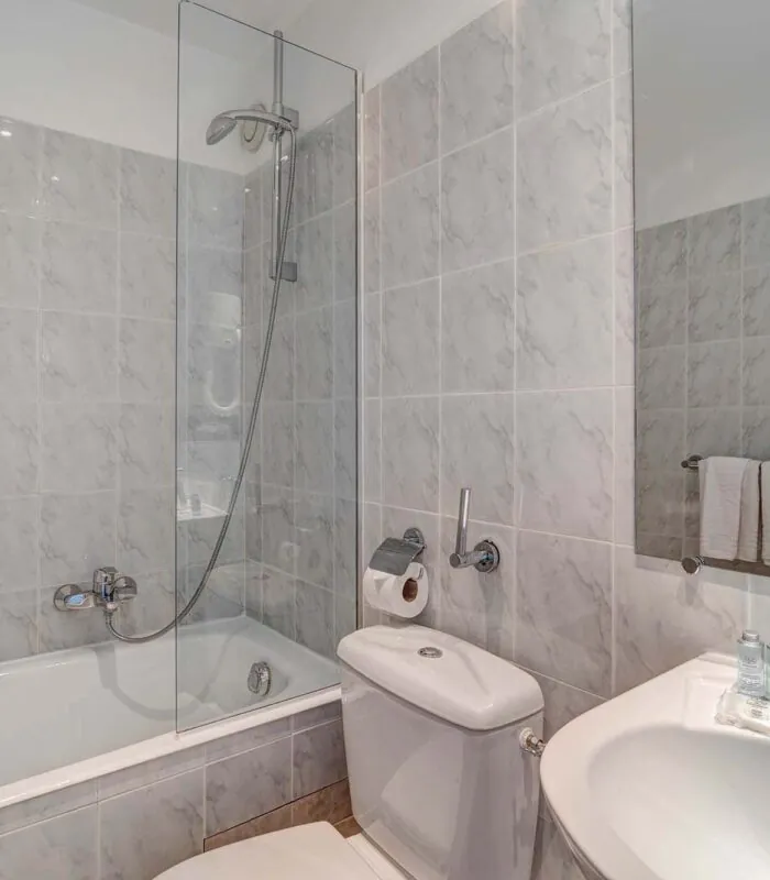 Salle de bain d’une chambre Double avec un lavabo, des toilettes et une baignoire à l’Hôtel Monterosa