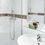 Salle de bain d’une chambre Double avec un lavabo, un miroir et une douche à l’Hôtel Monterosa