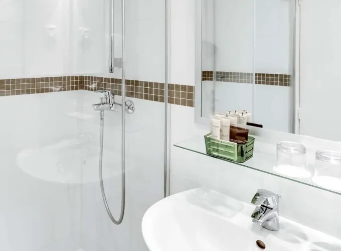 Salle de bain d’une chambre Double avec un lavabo, un miroir et une douche à l’Hôtel Monterosa
