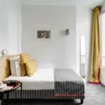 Chambre Single avec un lit et un tableau au mur à l’Hôtel Monterosa