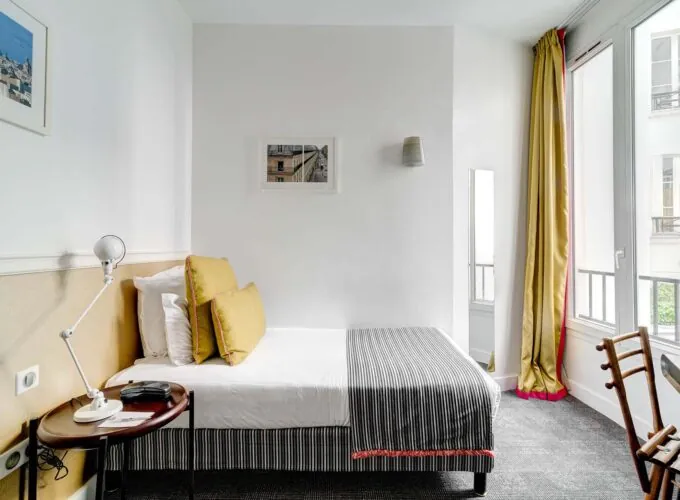 Chambre Single avec un lit et un tableau au mur à l’Hôtel Monterosa