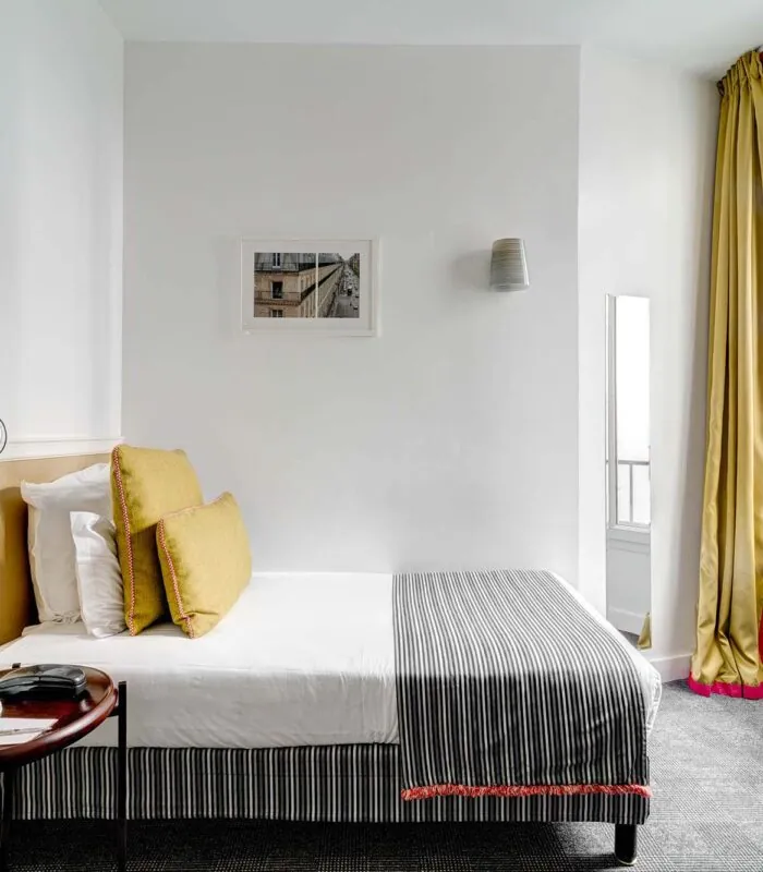 Chambre Single avec un lit et un tableau au mur à l’Hôtel Monterosa