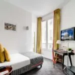 Chambre Single avec un lit simple et une télévision à écran plat à l’Hôtel Monterosa