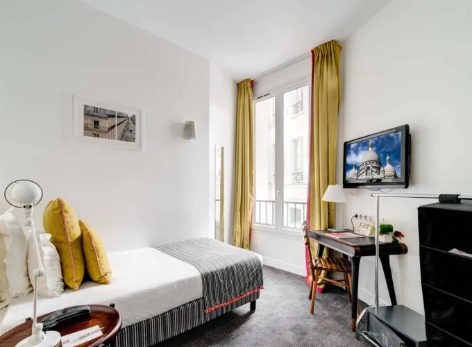 Chambre Single avec un lit simple et une télévision à écran plat à l’Hôtel Monterosa