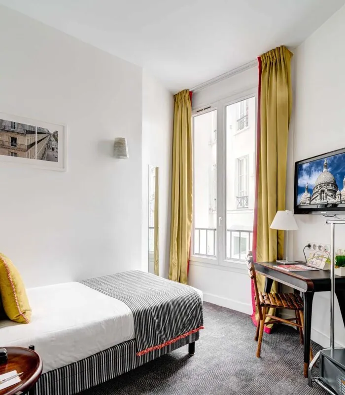 Chambre Single avec un lit simple et une télévision à écran plat à l’Hôtel Monterosa