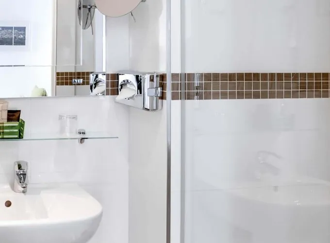 Salle de bain d’une chambre Single avec un lavabo, un miroir et une douche à l’Hôtel Monterosa
