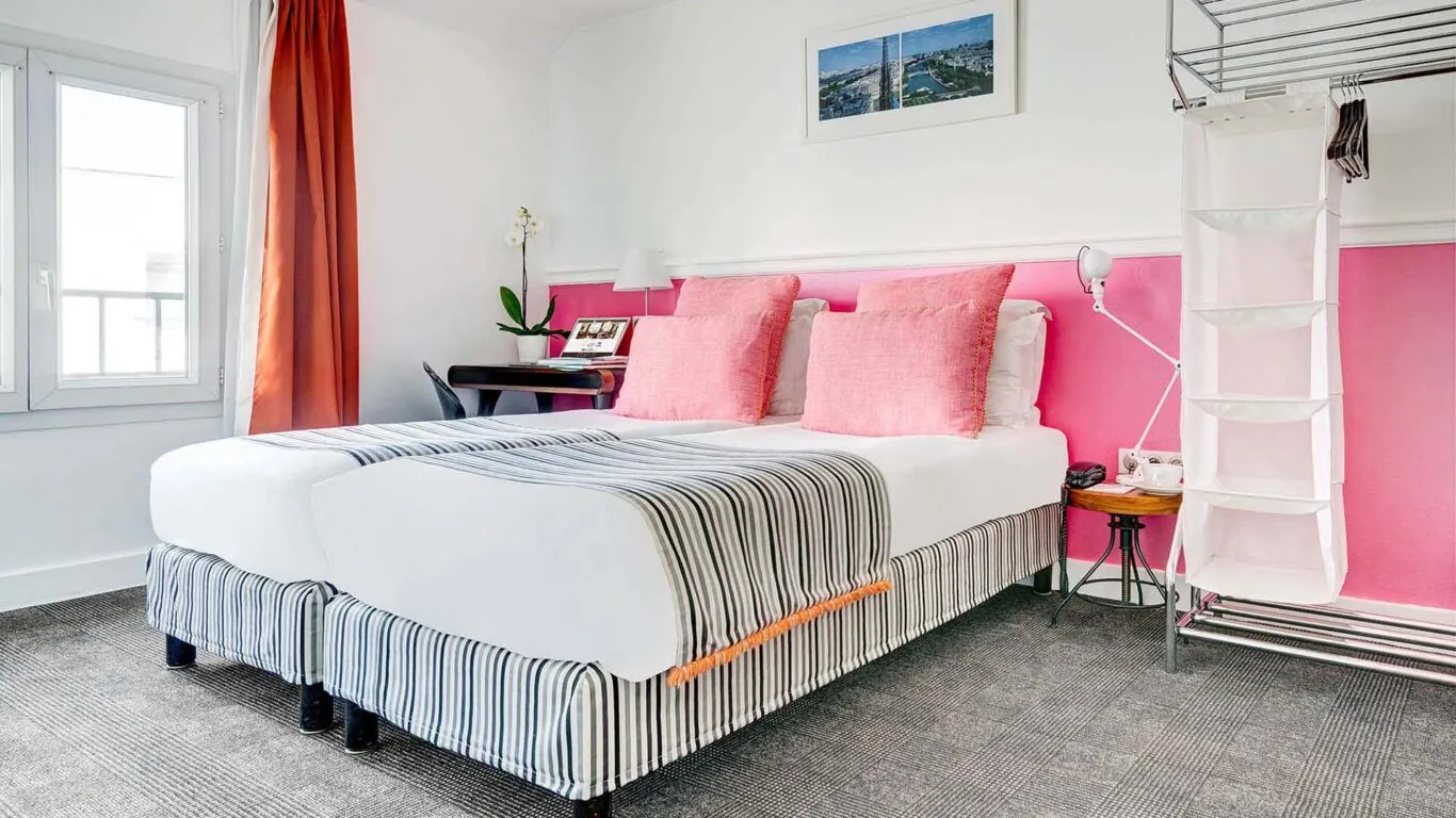 Chambre Twin à l’Hôtel Monterosa à Paris avec deux lits, offrant un cadre confortable et tranquille pour les voyageurs seuls, amis ou collègues