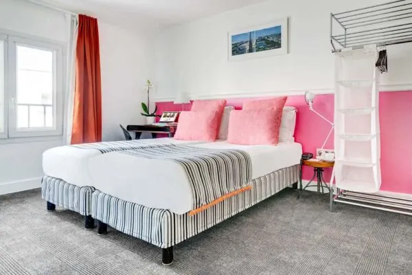 Chambre Twin à l’Hôtel Monterosa à Paris avec deux lits, offrant un cadre confortable et tranquille pour les voyageurs seuls, amis ou collègues