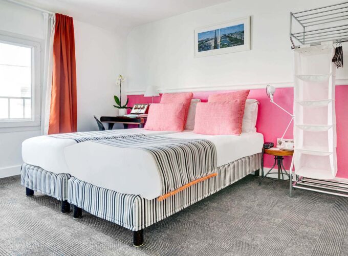 Chambre Twin à l’Hôtel Monterosa à Paris avec deux lits, offrant un cadre confortable et tranquille pour les voyageurs seuls, amis ou collègues