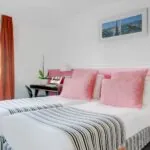 Chambre Twin avec deux lits jumeaux et un bureau à l’Hôtel Monterosa