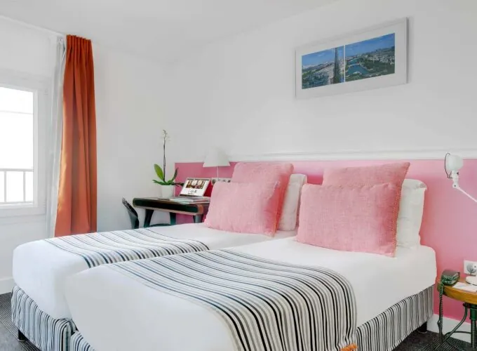 Chambre Twin avec deux lits jumeaux et un bureau à l’Hôtel Monterosa