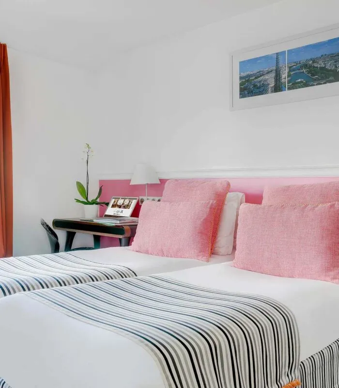 Chambre Twin avec deux lits jumeaux et un bureau à l’Hôtel Monterosa