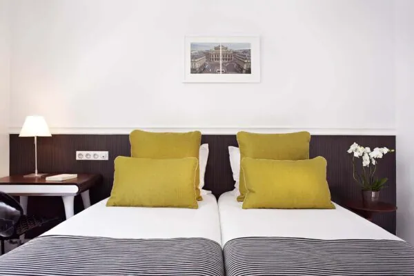Chambre Twin à l’Hôtel Monterosa à Paris avec deux lits, offrant un cadre confortable et tranquille pour les voyageurs seuls, amis ou collègues