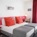 Chambre Twin avec deux lits et un bureau à l’Hôtel Monterosa