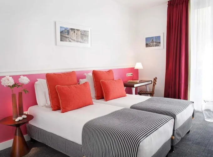 Chambre Twin avec deux lits et un bureau à l’Hôtel Monterosa