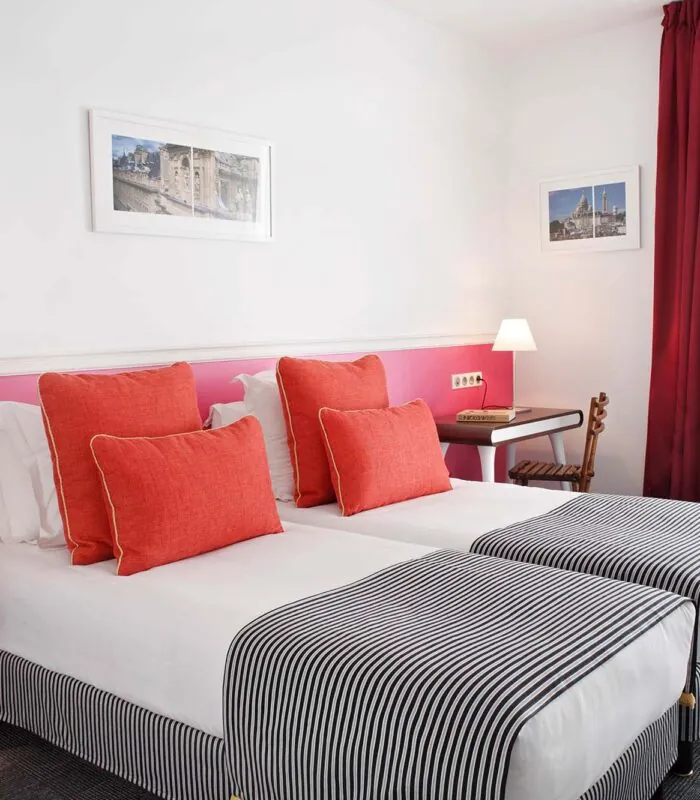 Chambre Twin avec deux lits et un bureau à l’Hôtel Monterosa