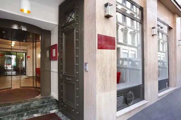 Vue extérieure de la façade de l’hôtel 3 étoiles Monterosa du groupe Astotel à Paris, 9e arrondissement