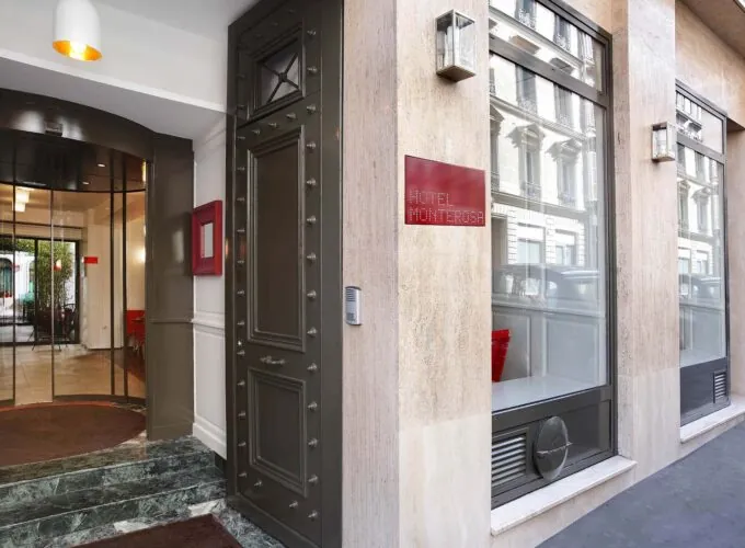 Vue extérieure de la façade de l’hôtel 3 étoiles Monterosa du groupe Astotel à Paris, 9e arrondissement