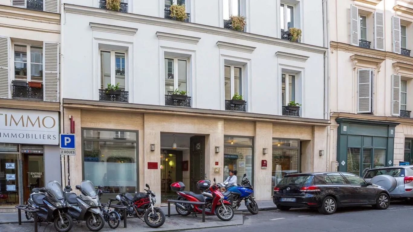 Vue extérieure de la façade de l’hôtel 3 étoiles Monterosa du groupe Astotel à Paris, 9e arrondissement