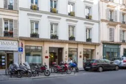 Vue extérieure de la façade de l’hôtel 3 étoiles Monterosa du groupe Astotel à Paris, 9e arrondissement