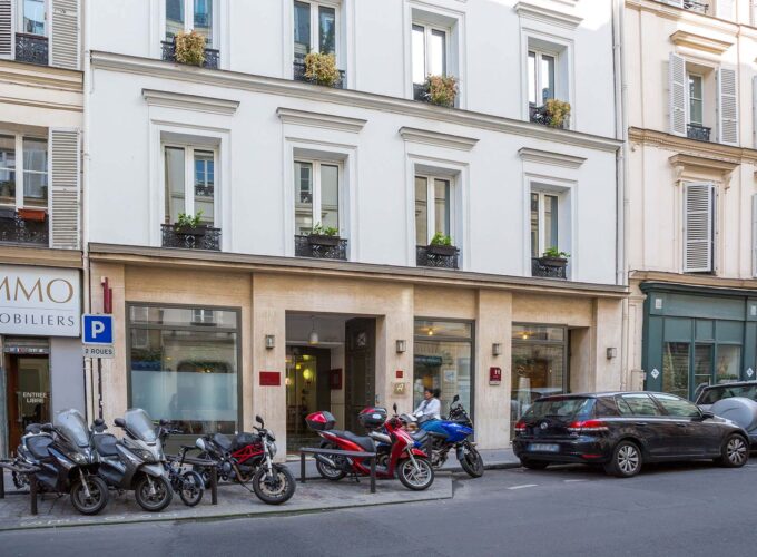 Vue extérieure de la façade de l’hôtel 3 étoiles Monterosa du groupe Astotel à Paris, 9e arrondissement