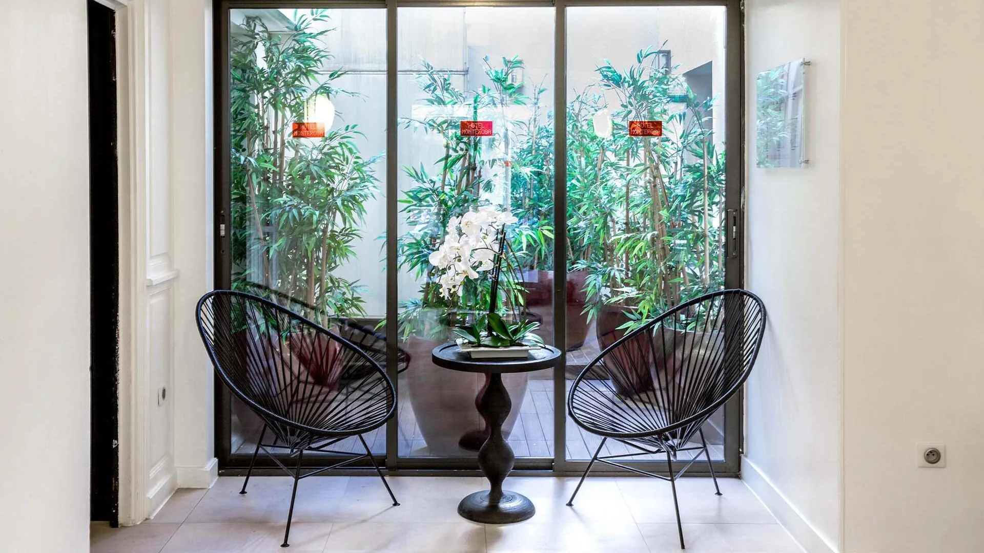 Vue du lobby de l’Hôtel Monterosa, un lieu où originalité et confort se rencontrent pour une expérience agréable