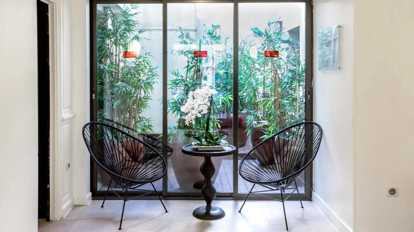 Lobby de l’hôtel 3 étoiles Monterosa du groupe Astotel à Paris, avec une décoration unique