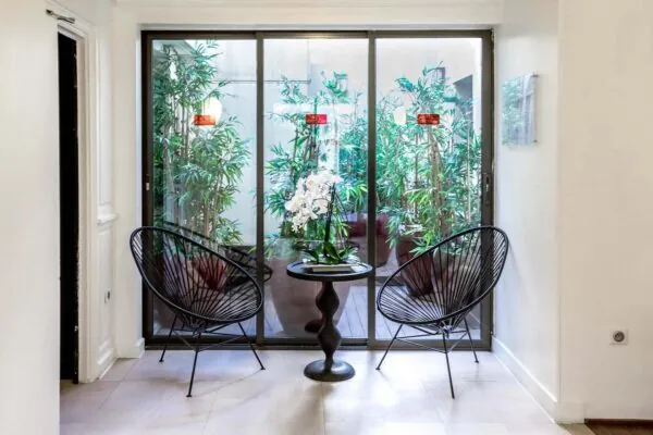 Lobby de l’Hôtel 3 étoiles Monterosa du groupe Astotel à Paris, avec une décoration unique