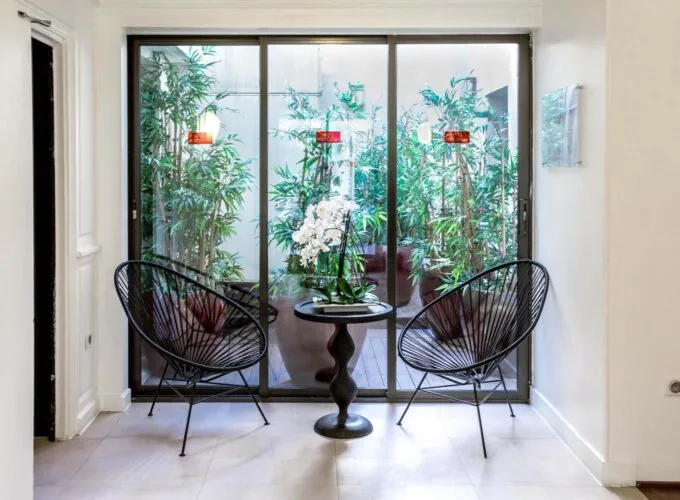 Lobby de l’Hôtel 3 étoiles Monterosa du groupe Astotel à Paris, avec une décoration unique