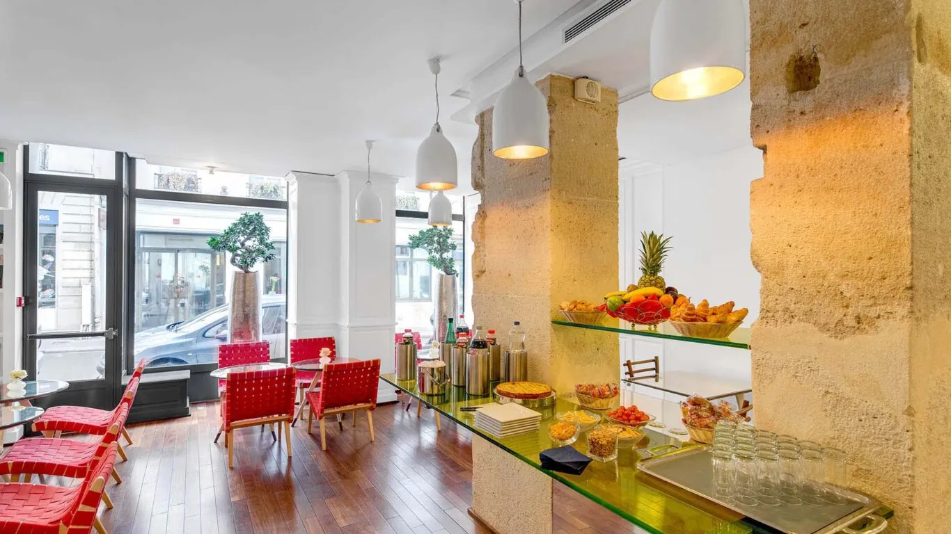 Boissons chaudes et froides, ainsi que de délicieux snacks, sont généreusement offerts pour votre confort et votre bien-être