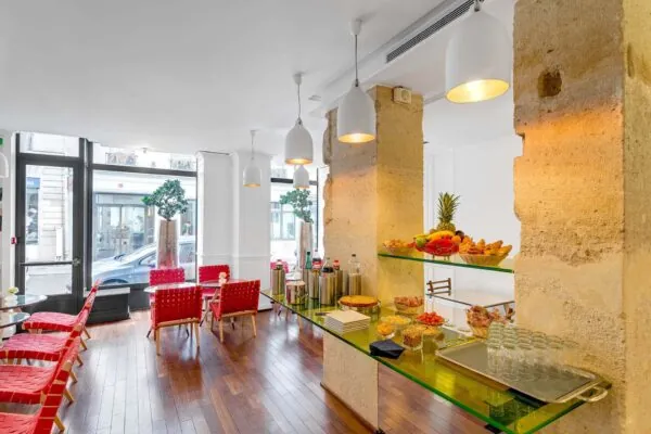 Boissons chaudes et froides, ainsi que de délicieux snacks, sont généreusement offerts pour votre confort et votre bien-être