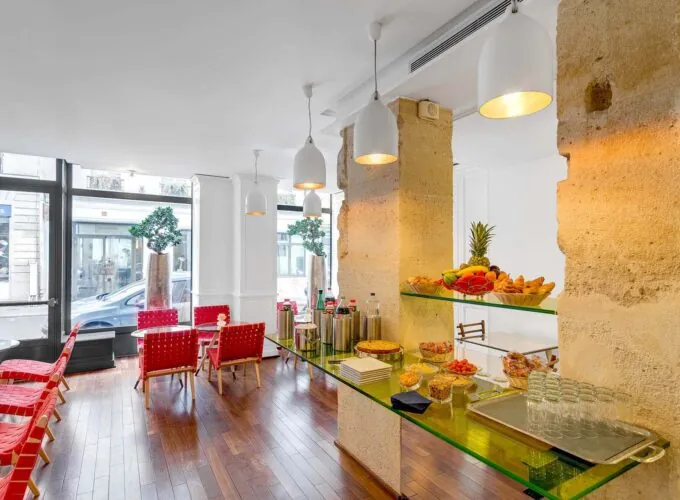 Boissons chaudes et froides, ainsi que de délicieux snacks, sont généreusement offerts pour votre confort et votre bien-être