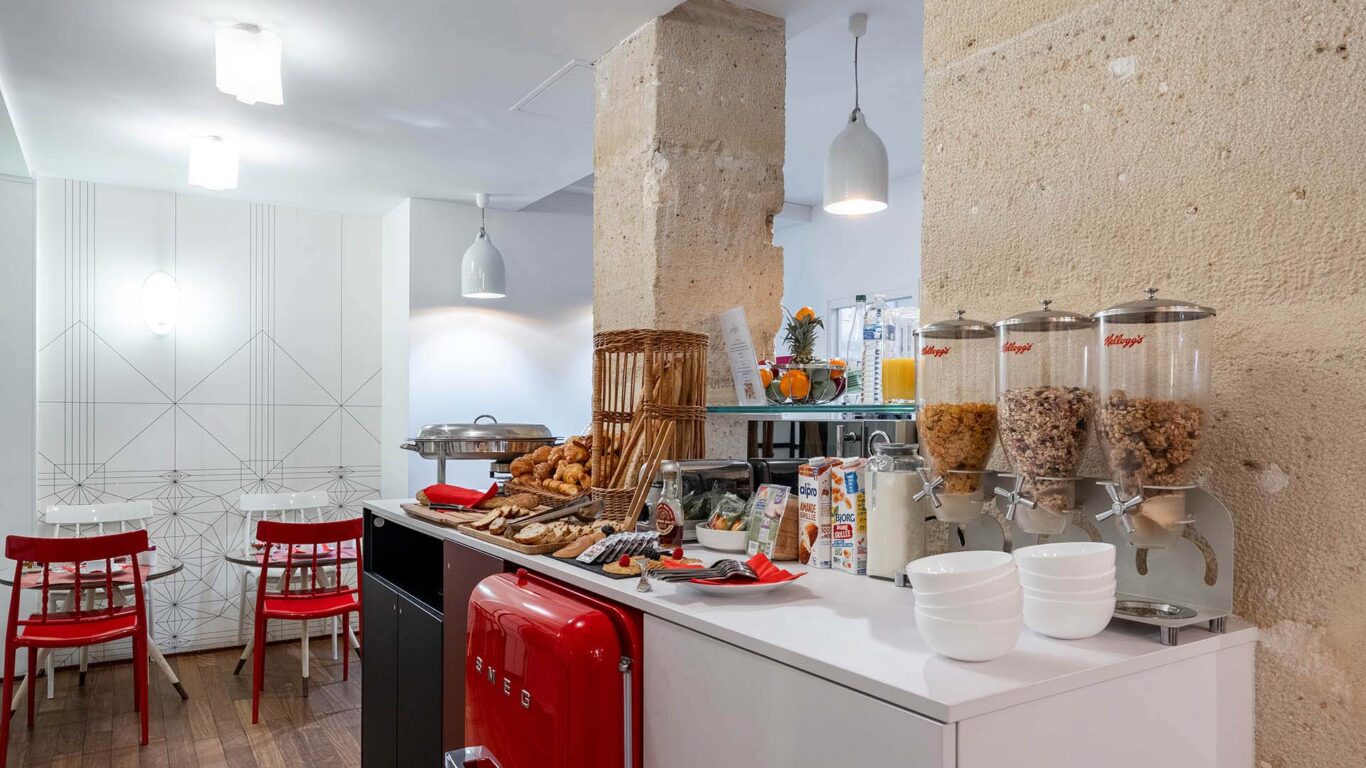 Petit-déjeuner buffet à l’Hôtel Monterosa Astotel à Paris avec viennoiseries, pains frais, fromages, charcuterie, yaourts, boissons chaudes et froides, fruits et céréales