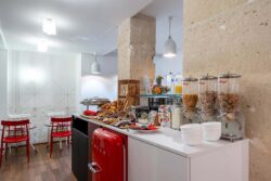 Petit-déjeuner buffet à l’Hôtel Monterosa Astotel à Paris avec viennoiseries, pains frais, fromages, charcuterie, yaourts, boissons chaudes et froides, fruits et céréales