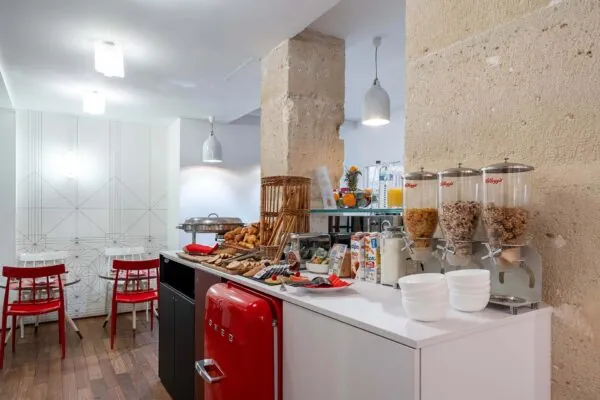 Petit-déjeuner buffet à l’Hôtel Monterosa Astotel à Paris avec viennoiseries, pains frais, fromages, charcuterie, yaourts, boissons chaudes et froides, fruits et céréales