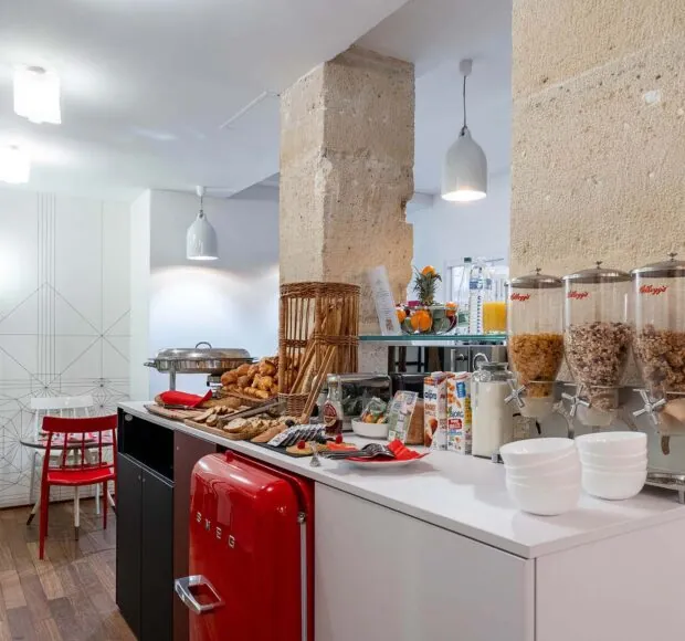 巴黎蒙特罗萨酒店 (Monterosa) Astotel 的自助早餐，提供糕点、新鲜面包、奶酪、冷盘、酸奶、冷热饮、水果和谷物