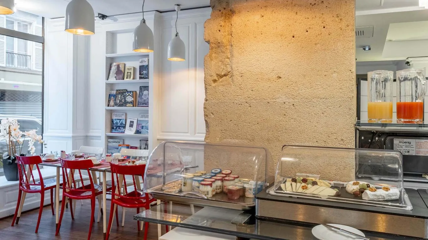 Petit-déjeuner buffet à l’Hôtel Monterosa Astotel à Paris avec viennoiseries, pains frais, fromages, charcuterie, yaourts, boissons chaudes et froides, fruits et céréales