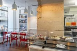 Petit-déjeuner buffet à l’Hôtel Monterosa Astotel à Paris avec viennoiseries, pains frais, fromages, charcuterie, yaourts, boissons chaudes et froides, fruits et céréales