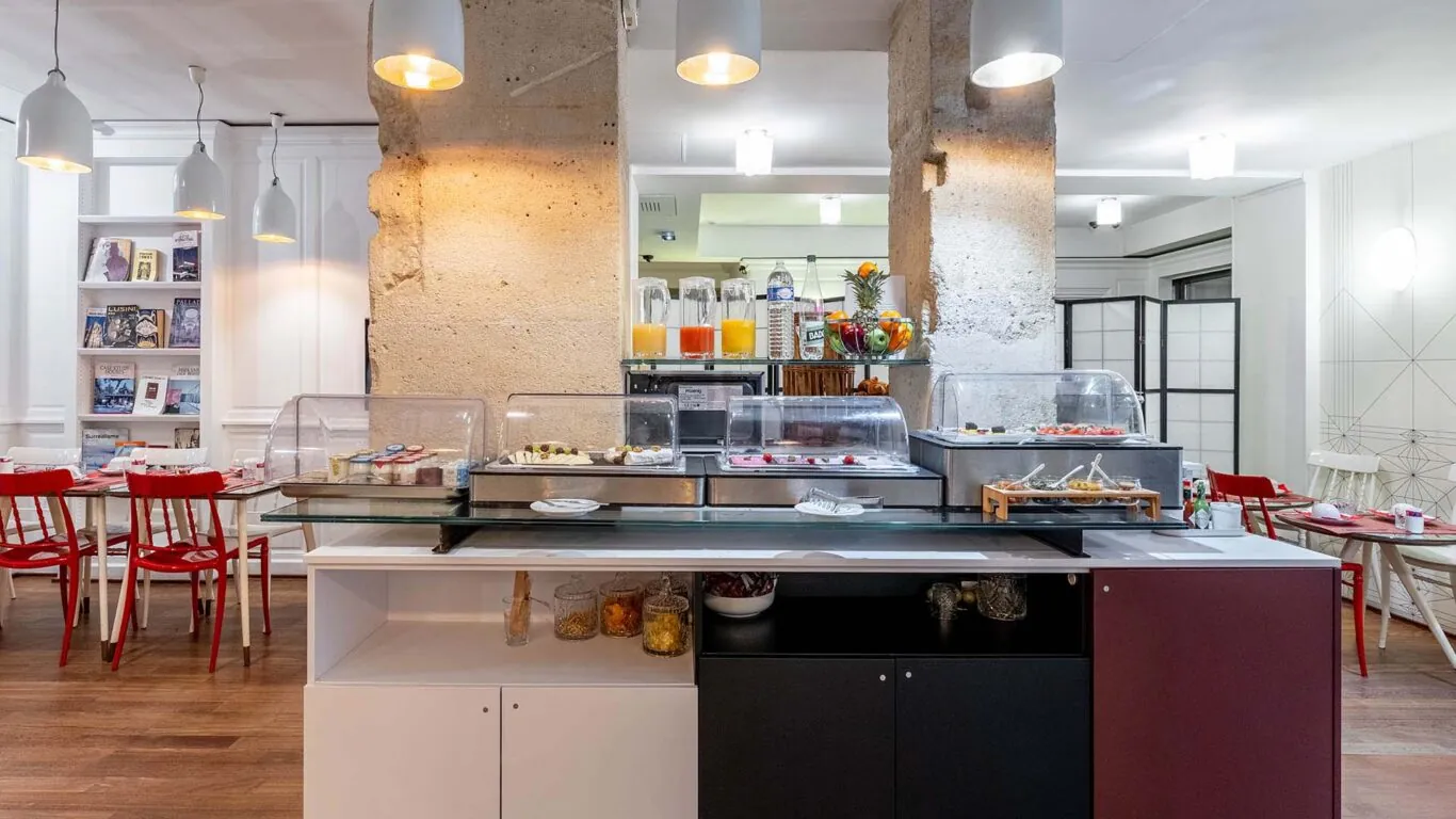 Petit-déjeuner buffet à l’Hôtel Monterosa Astotel à Paris avec viennoiseries, pains frais, fromages, charcuterie, yaourts, boissons chaudes et froides, fruits et céréales