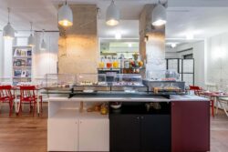 Petit-déjeuner buffet à l’Hôtel Monterosa Astotel à Paris avec viennoiseries, pains frais, fromages, charcuterie, yaourts, boissons chaudes et froides, fruits et céréales