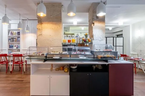Petit-déjeuner buffet à l’Hôtel Monterosa Astotel à Paris avec viennoiseries, pains frais, fromages, charcuterie, yaourts, boissons chaudes et froides, fruits et céréales