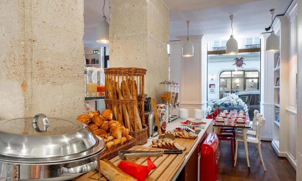 Petit-déjeuner buffet à l’Hôtel Monterosa Astotel à Paris avec viennoiseries, pains frais, fromages, charcuterie, yaourts, boissons chaudes et froides, fruits et céréales