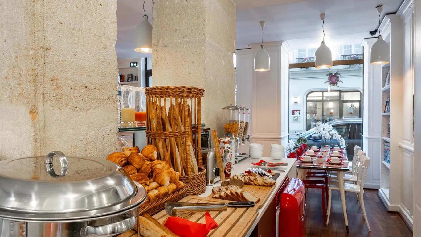 Petit-déjeuner buffet à l’Hôtel Monterosa Astotel à Paris avec viennoiseries, pains frais, fromages, charcuterie, yaourts, boissons chaudes et froides, fruits et céréales