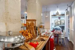 Petit-déjeuner buffet à l’Hôtel Monterosa Astotel à Paris avec viennoiseries, pains frais, fromages, charcuterie, yaourts, boissons chaudes et froides, fruits et céréales